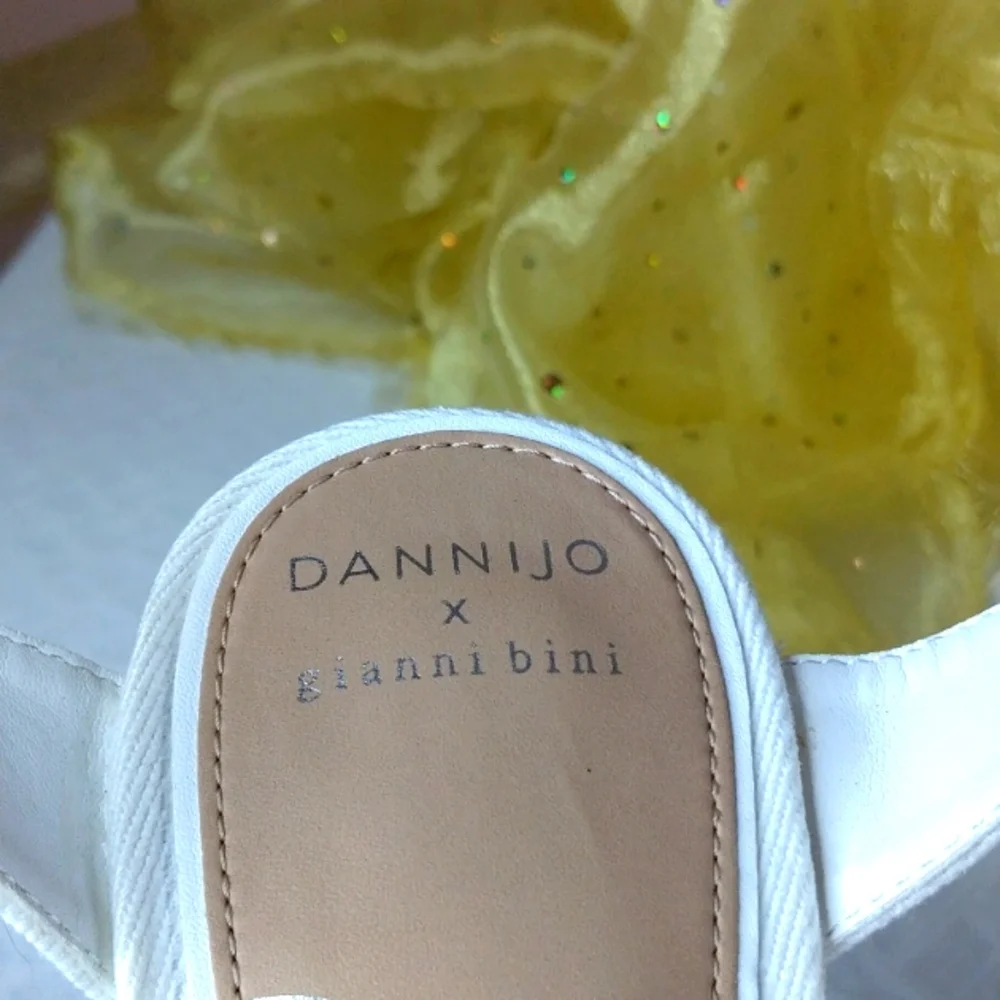 Gianni Bini NWT White Denim Studded Platform Sandals 9.5 Buckle Closure. - Picture 12 of 16